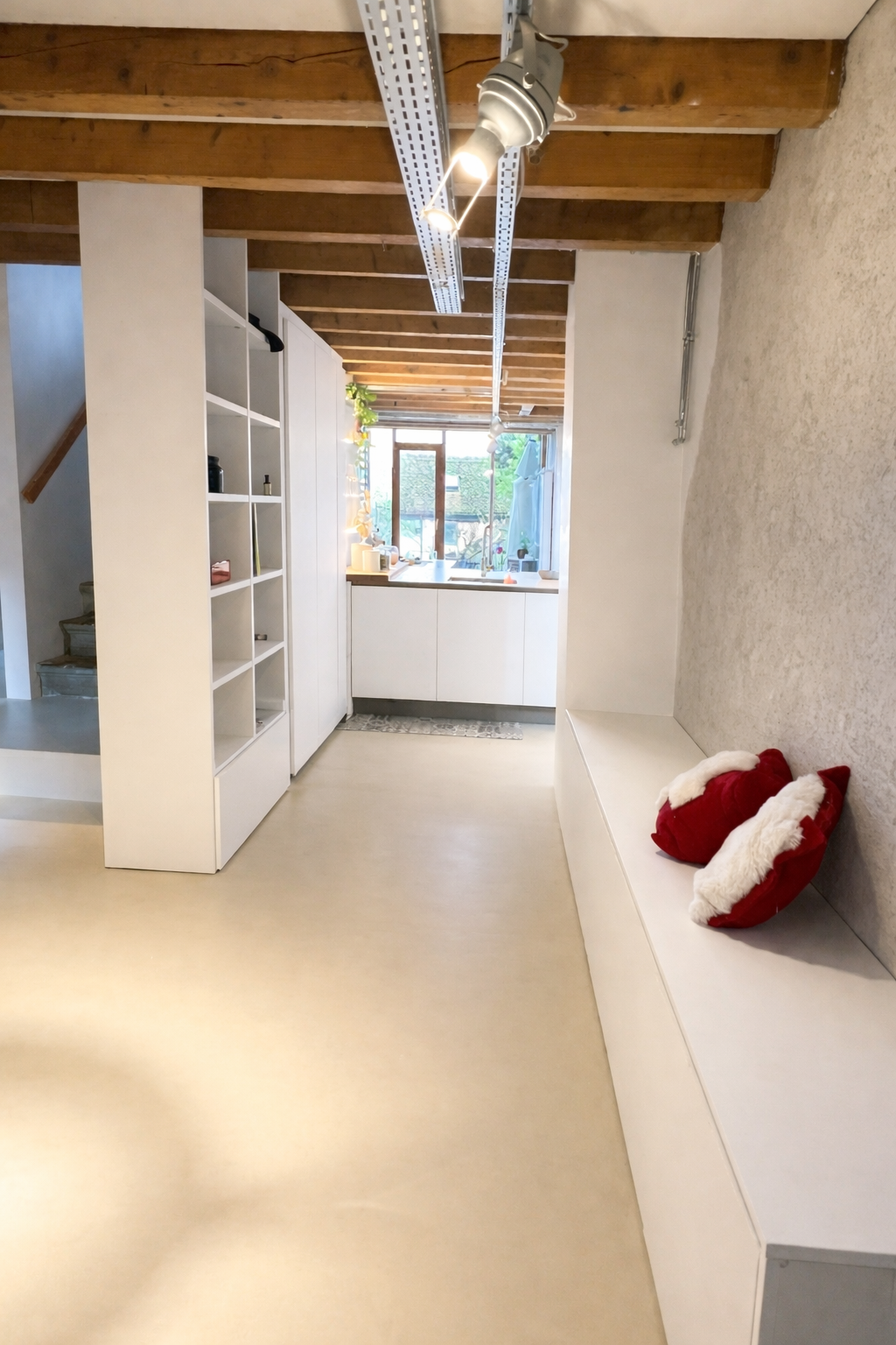 vue de la cuisine existante aménagé dans un couloir le long de la montée d'escalier. manque de rangement et manque de plan de travail 