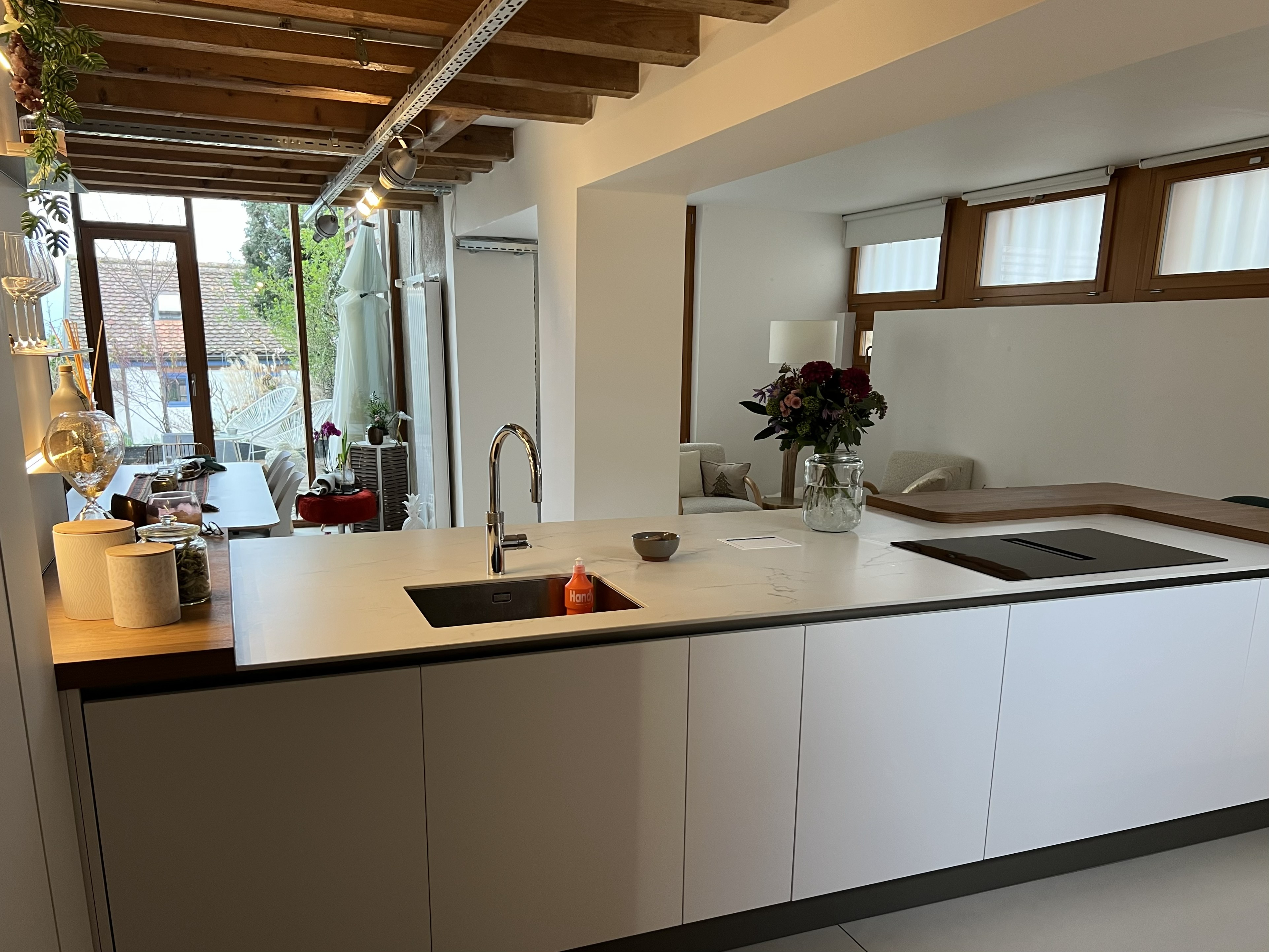 Vue 3D de la proposition, en étant positionné devant l'évier. Jolie vue sur le jardin