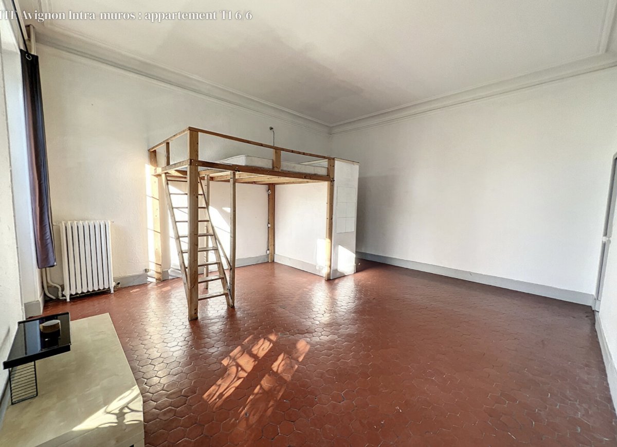 Avant-Après, vue Avant du séjour et coin nuit pris depuis la cuisine dans le studio rénové à Avignon. Avant-Après, vue Avant du séjour et coin nuit pris depuis la cuisine dans le studio rénové à Avignon. Mezzanine ancienne et basique en bois