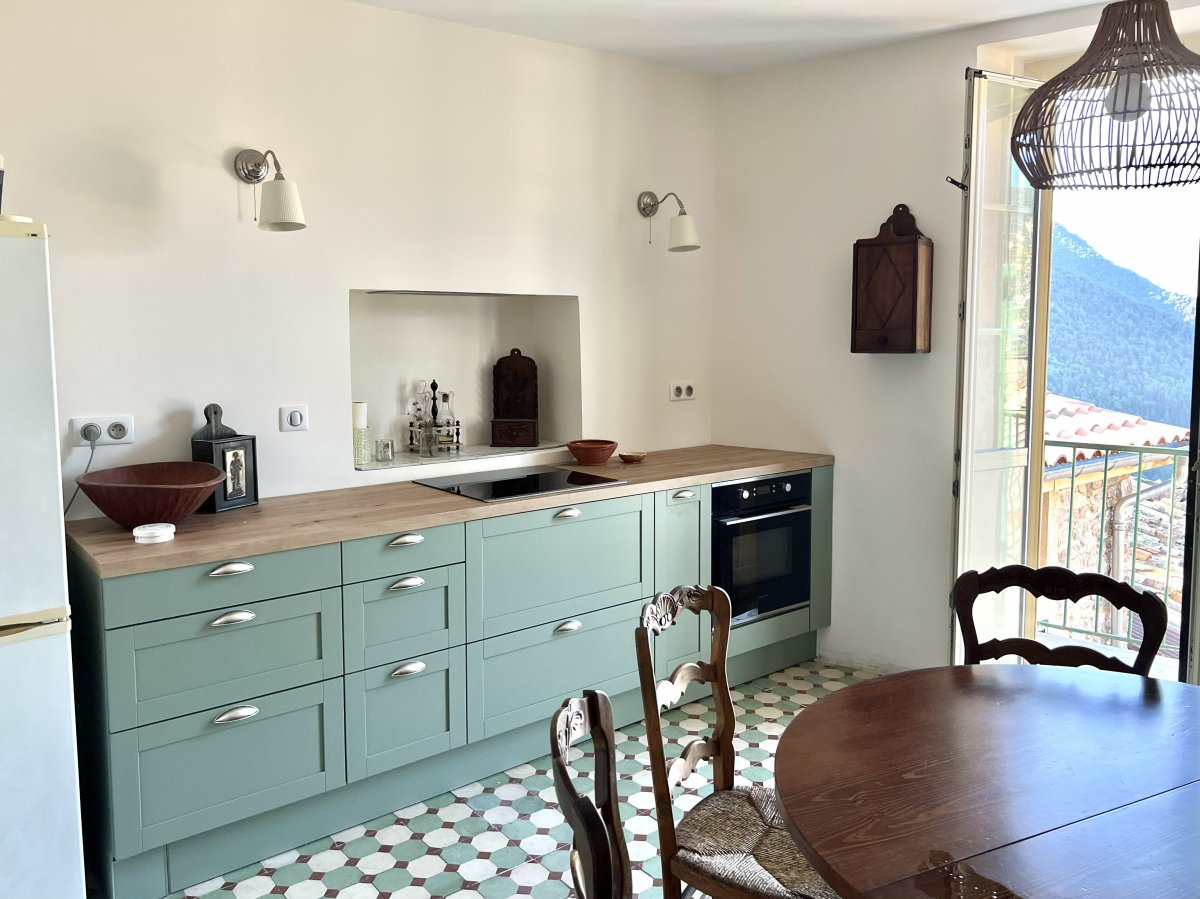 Vue de la nouvelle cuisine Appartement de famille et de vacances à Clans, côte d'âzur Vue de la cuisine rénovée de l'appartement de famille et de vacances à Clans, côte d'âzur. cuisine vert sauge BUT Schuller, sol carreaux de ciment anciens