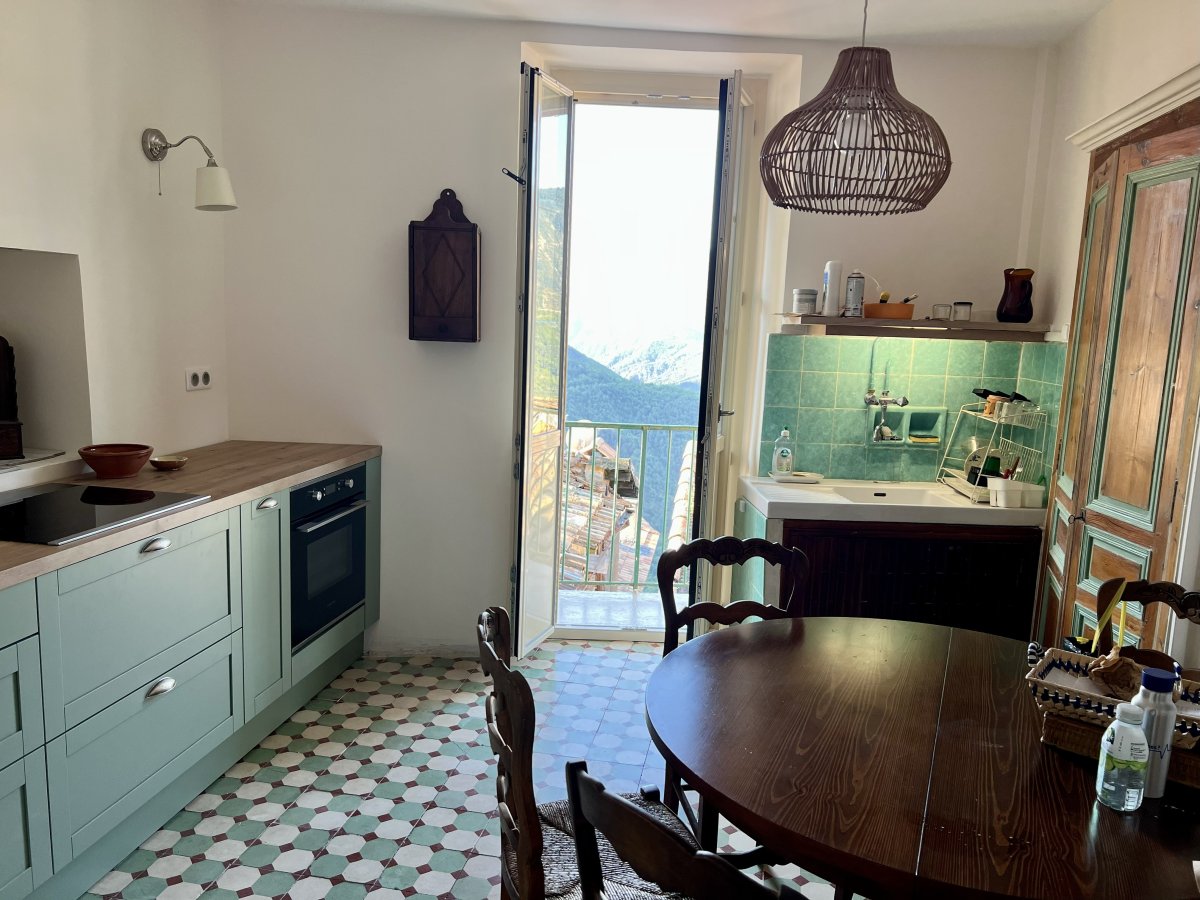 Autre vue de la cuisine rénovée de l'appartement de famille et de vacances à Clans, côte d'âzur. Autre vue de la cuisine rénovée de l'appartement de famille et de vacances à Clans, côte d'âzur. cuisine vert sauge BUT Schuller, sol carreaux de ciment anciens