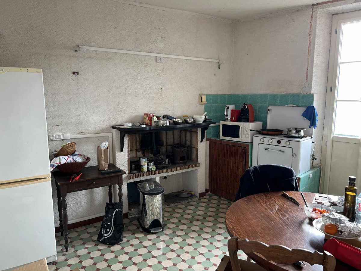 Avant-Après vue de la cuisine avant dans l'appartement de vacances. Avant-Après vue de la cuisine avant dans l'appartement de vacances dans le village médiéval de Clans, Alpes-Maritimes