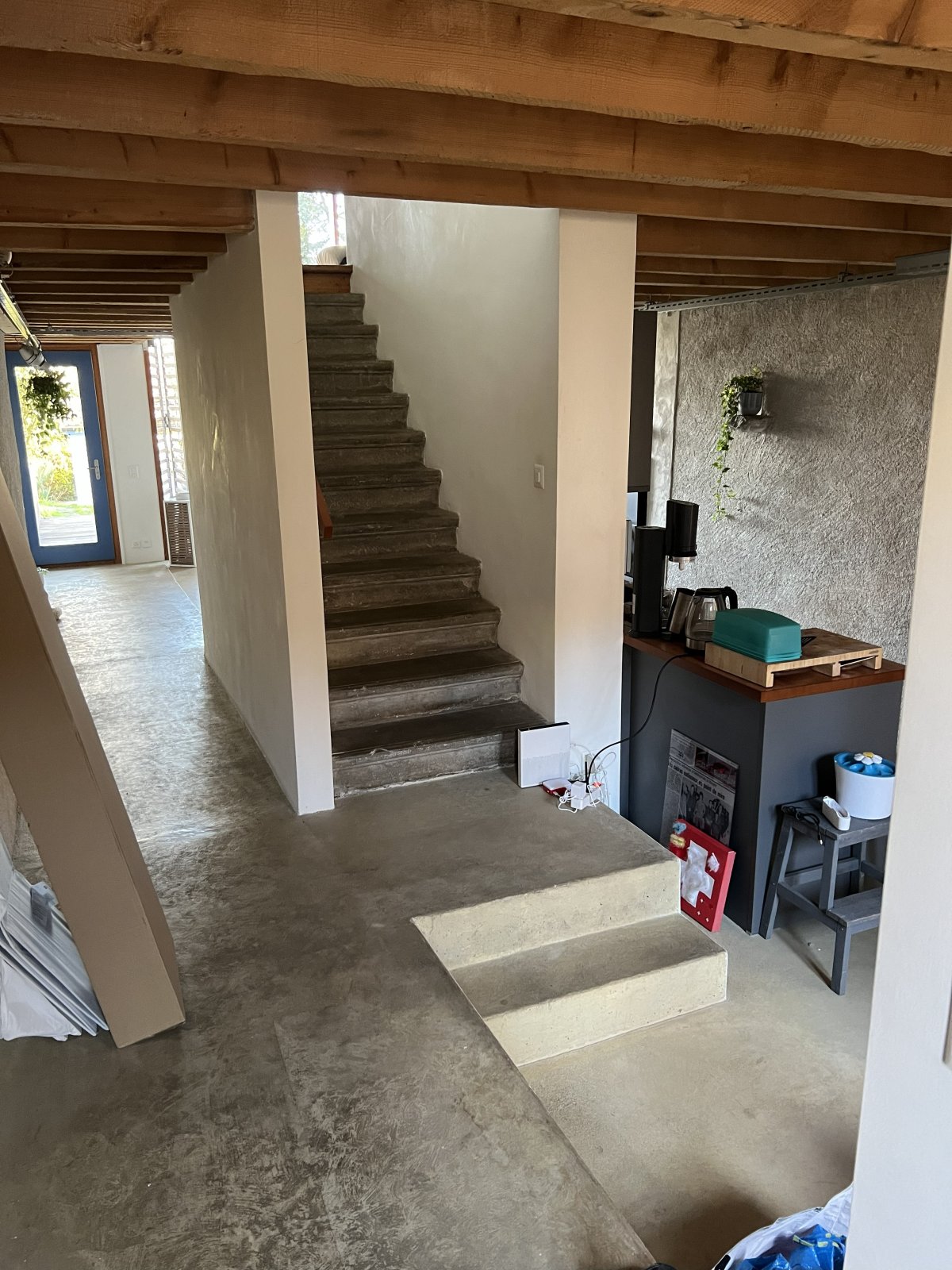 vue de l'entrée avec l'escalier et une partie de la cuisine de la maison à rénover prés de Rolle Projet de Maison de village à rénovée près de Rolle