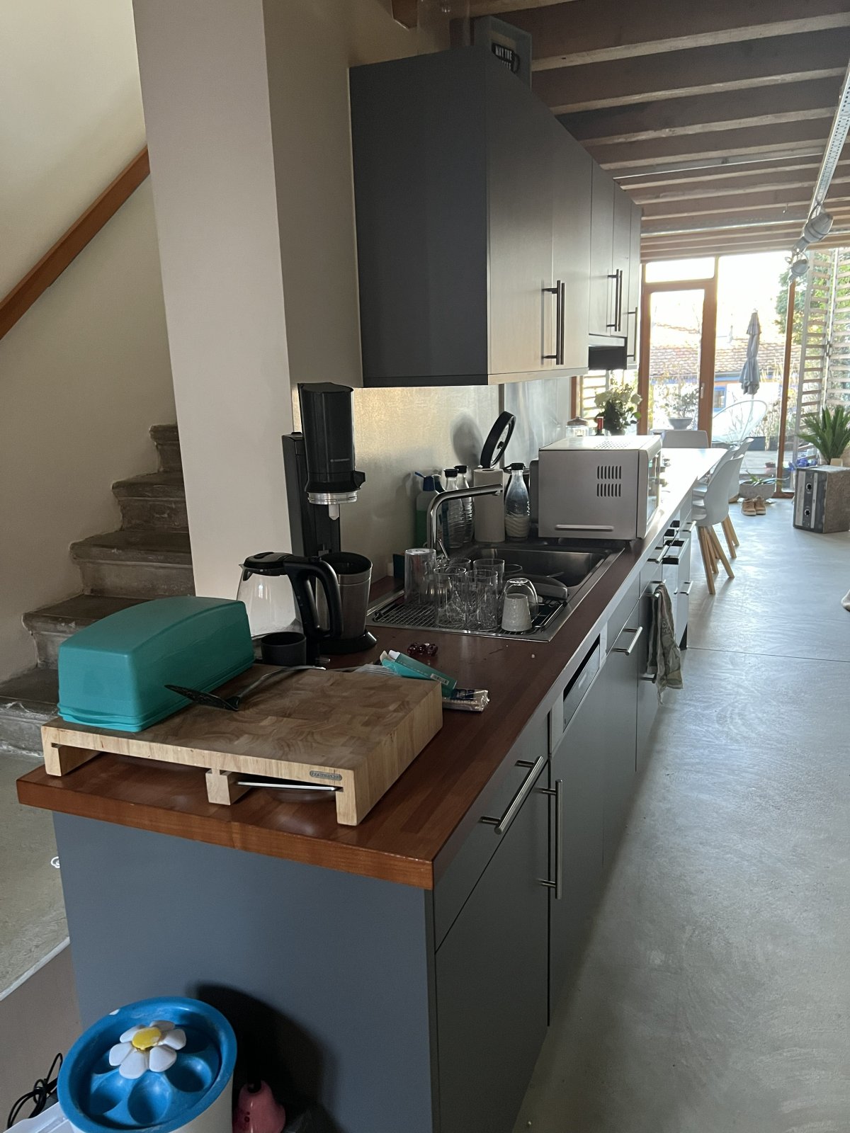 vue de la cuisine existante aménagé dans un couloir le long de la montée d'escalier vue de la cuisine existante aménagé dans un couloir le long de la montée d'escalier. manque de rangement et manque de plan de travail