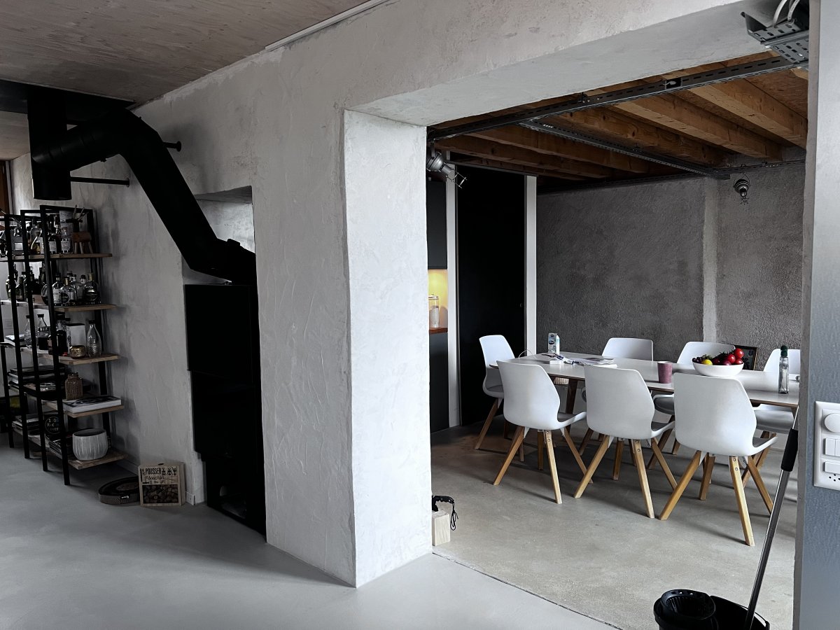 Vue sur la salle à manger depuis le futur coin salon Vue sur la salle à manger depuis le futur coin salon. Le mur porteur avec le poêle sera grandement démoli