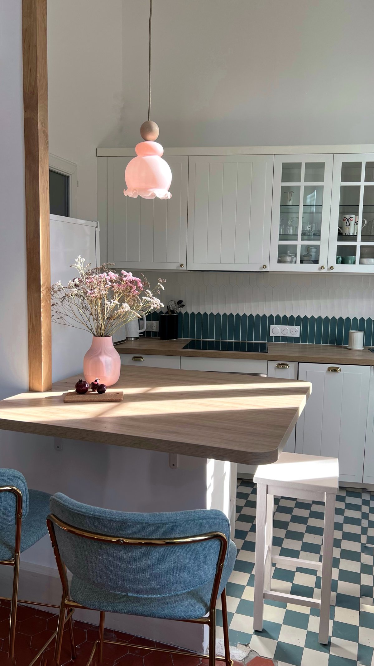 Vue de la cuisine rénovée du studio à Avignon Studio Rénové - vue cuisine blanche IKEA avec crédence en carrelage vert teal du fabricant Equipe. Plan de travail sur-mesure Leroy Merlin coloris chene maison