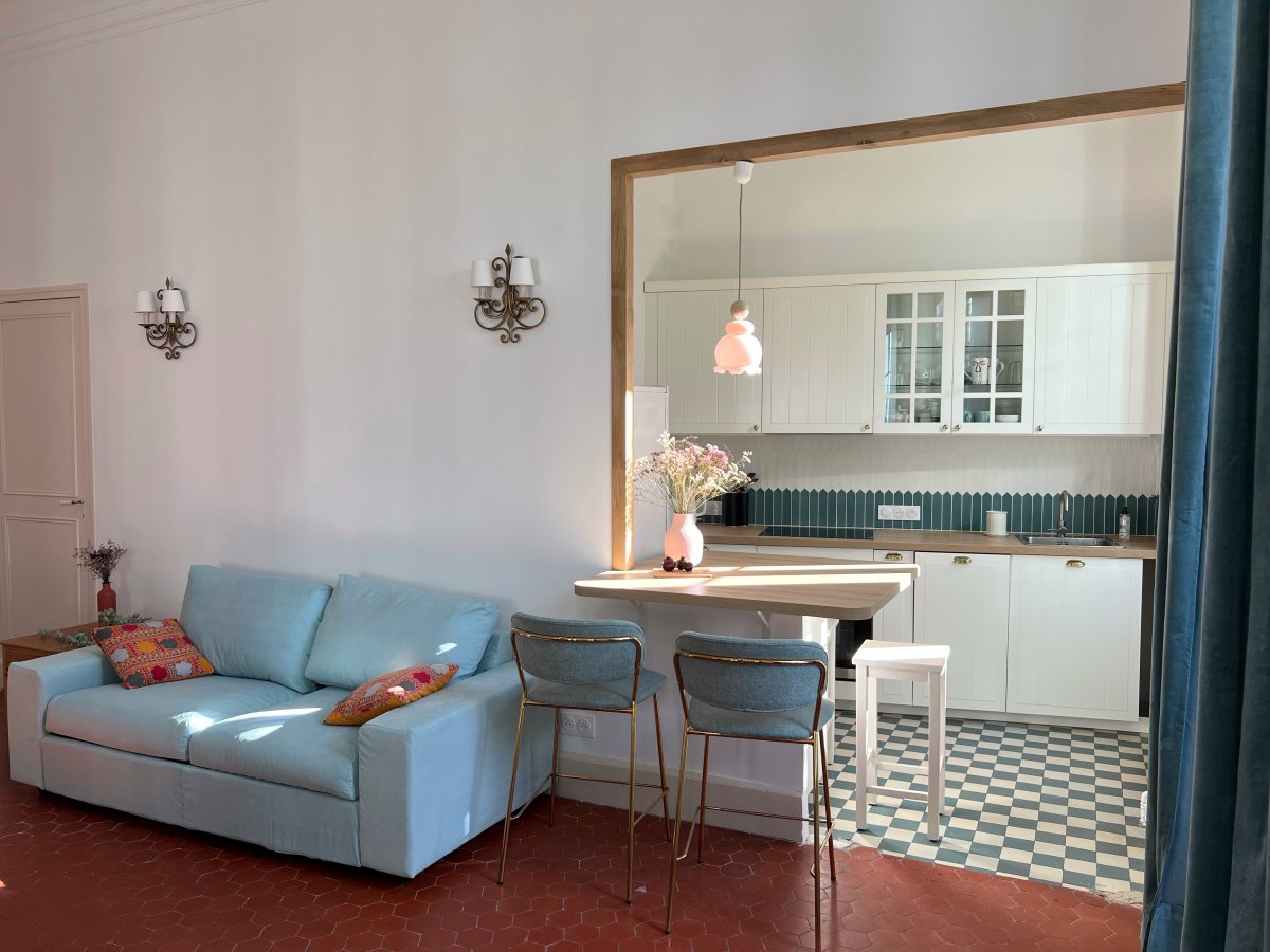 Vue Après du Séjour et cuisine du studio rénové à Avignon Avant-Après du Séjour et cuisine du studio rénové à Avignon. Luminosité er charme