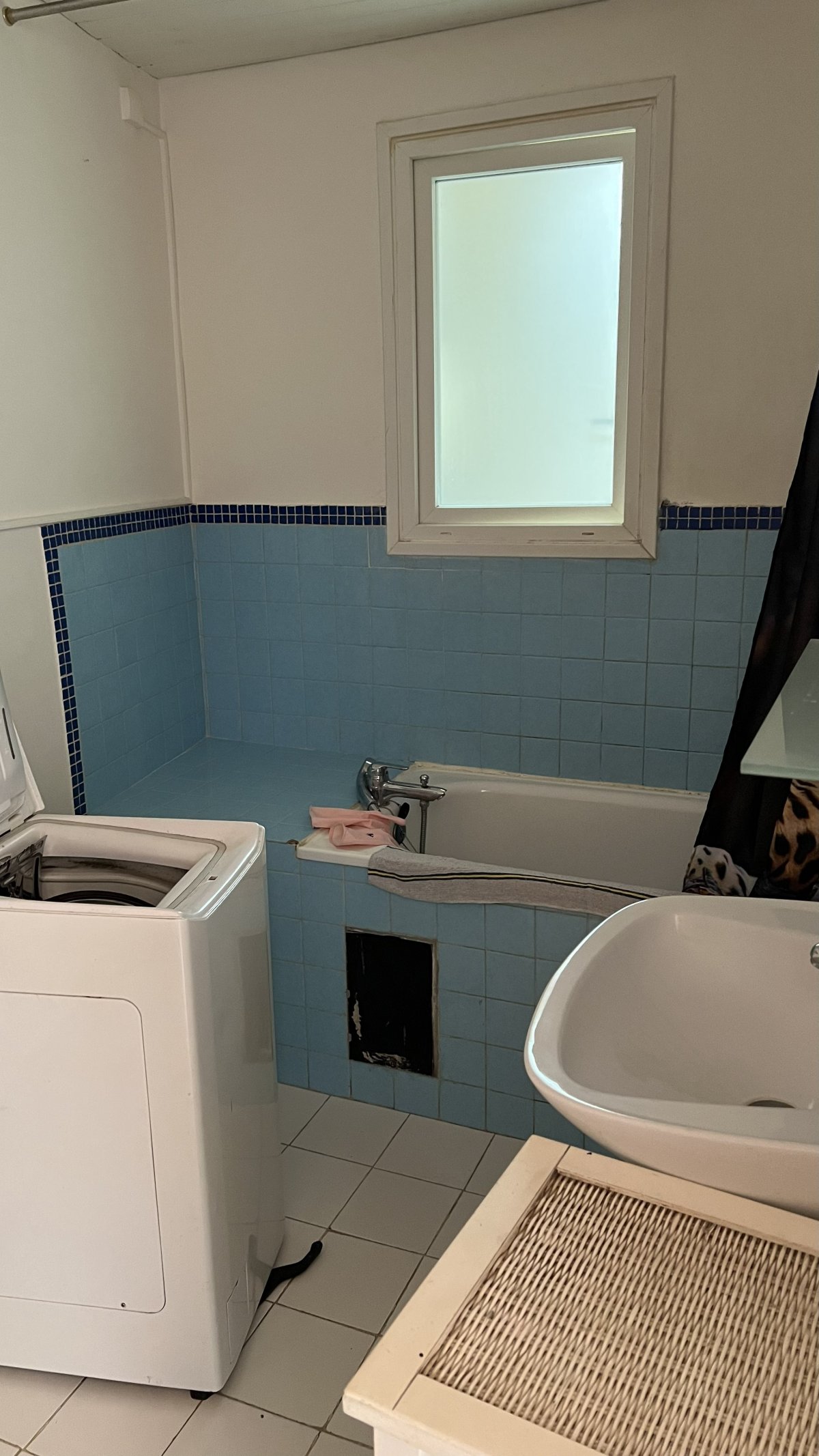 Avant-Aprés, Vue Avant de la salle de bains avec baignoire Avant-Aprés, Vue Avant de la salle de bains avec baignoire. Sol carrelage blanc orfinaire, vieille machine à laver