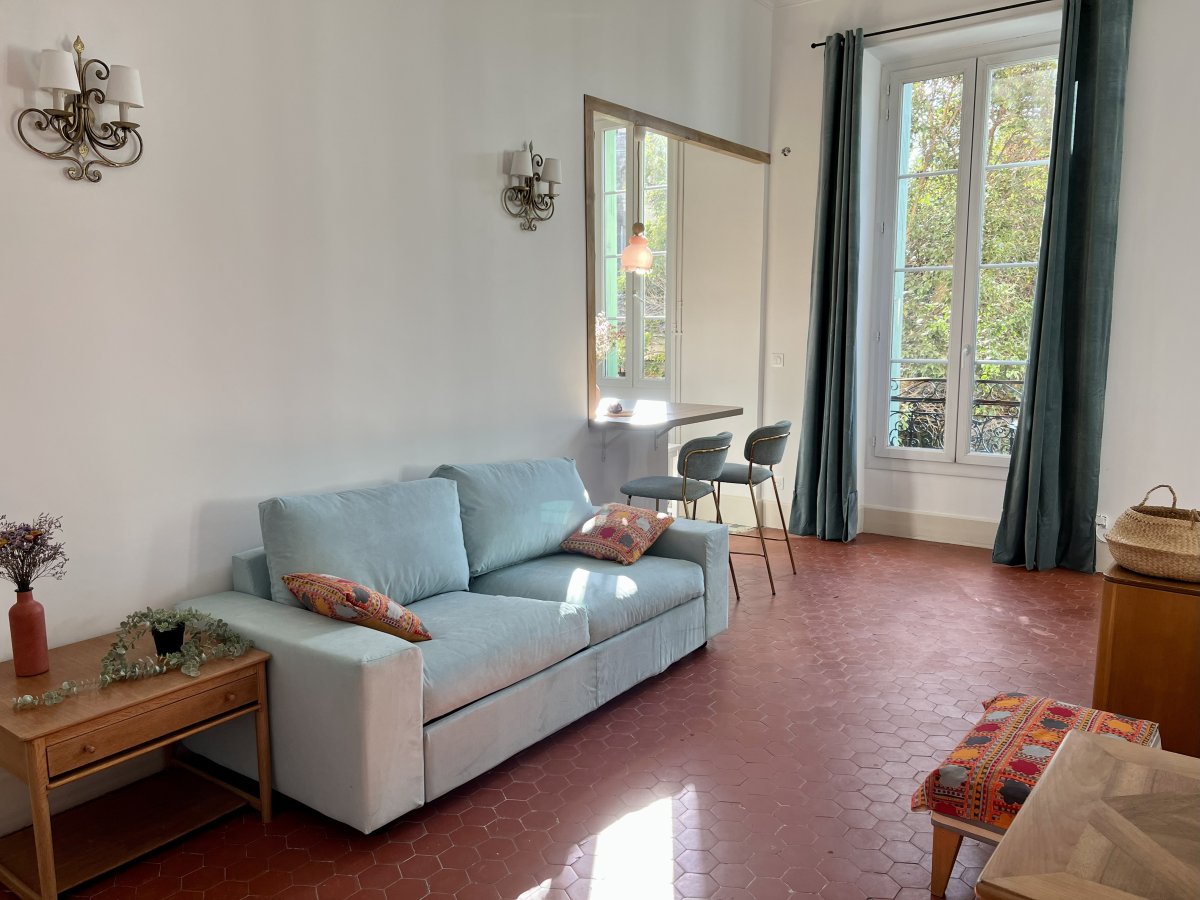 Vue du Séjour du studio rénové à Avignon Vu Séjour du studio rénové à Avignon, canapé convertible IKEA