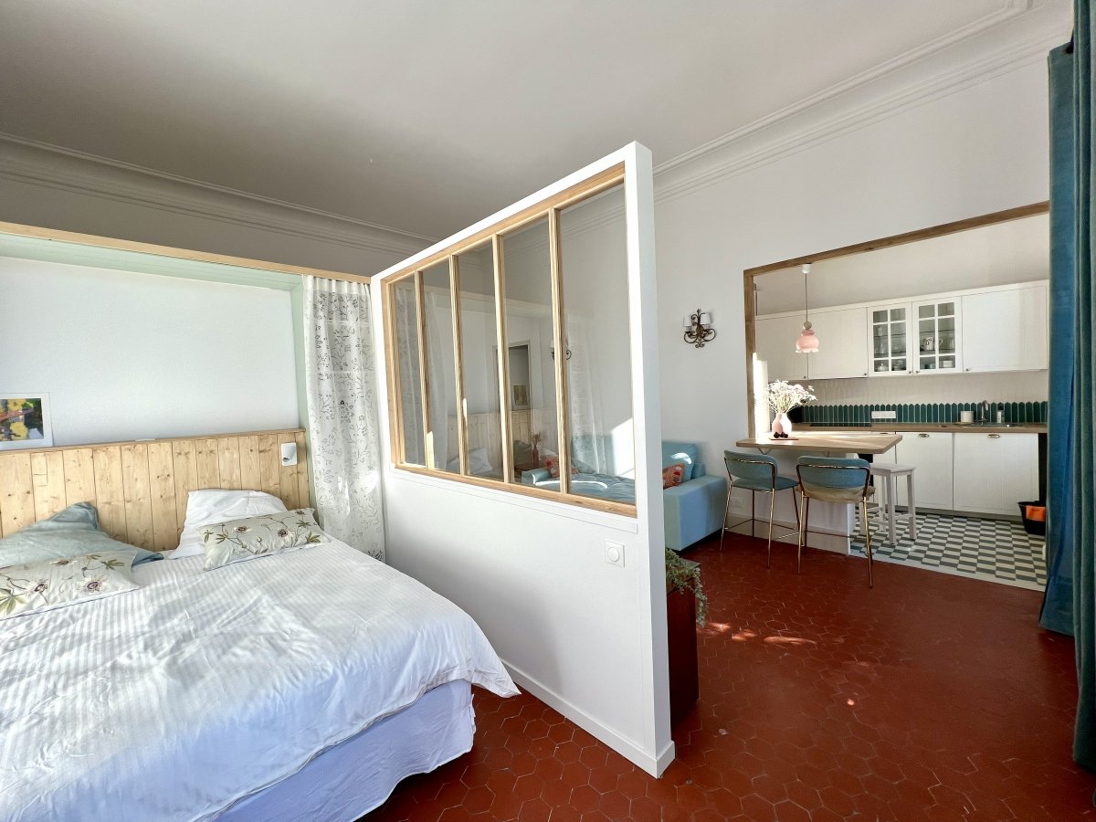 Vue Après du coin nuit avec la verrière du studio rénové à Avignon Avant-Après, vue Aprés du coin nuit avec la verrière du studio rénové à Avignon. Sol ancien tomettes